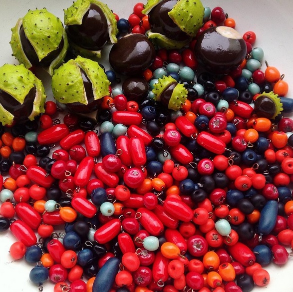 ягоды из полимерной глины в лаке