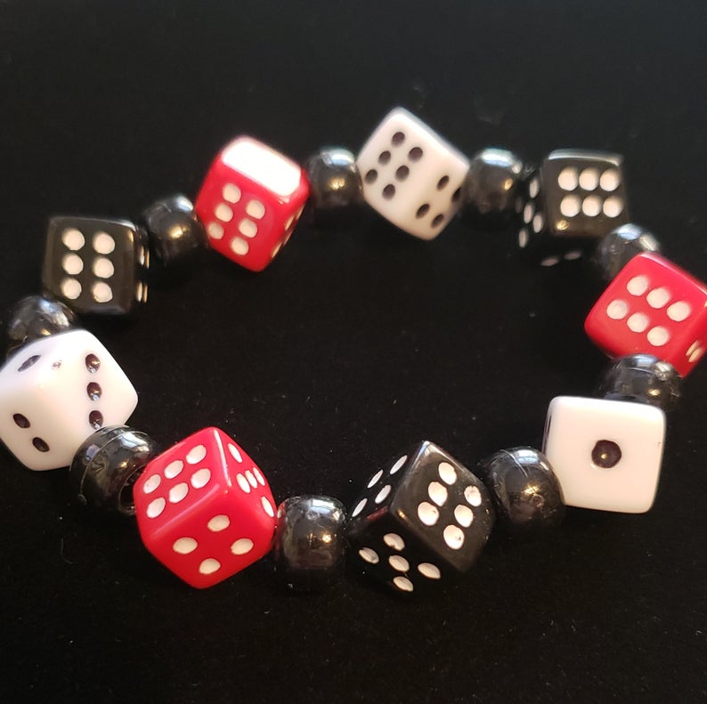 Браслет из игральных костей