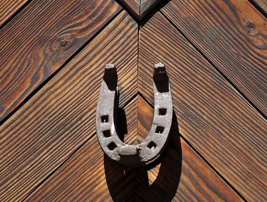 Правильное положение подковы на стене