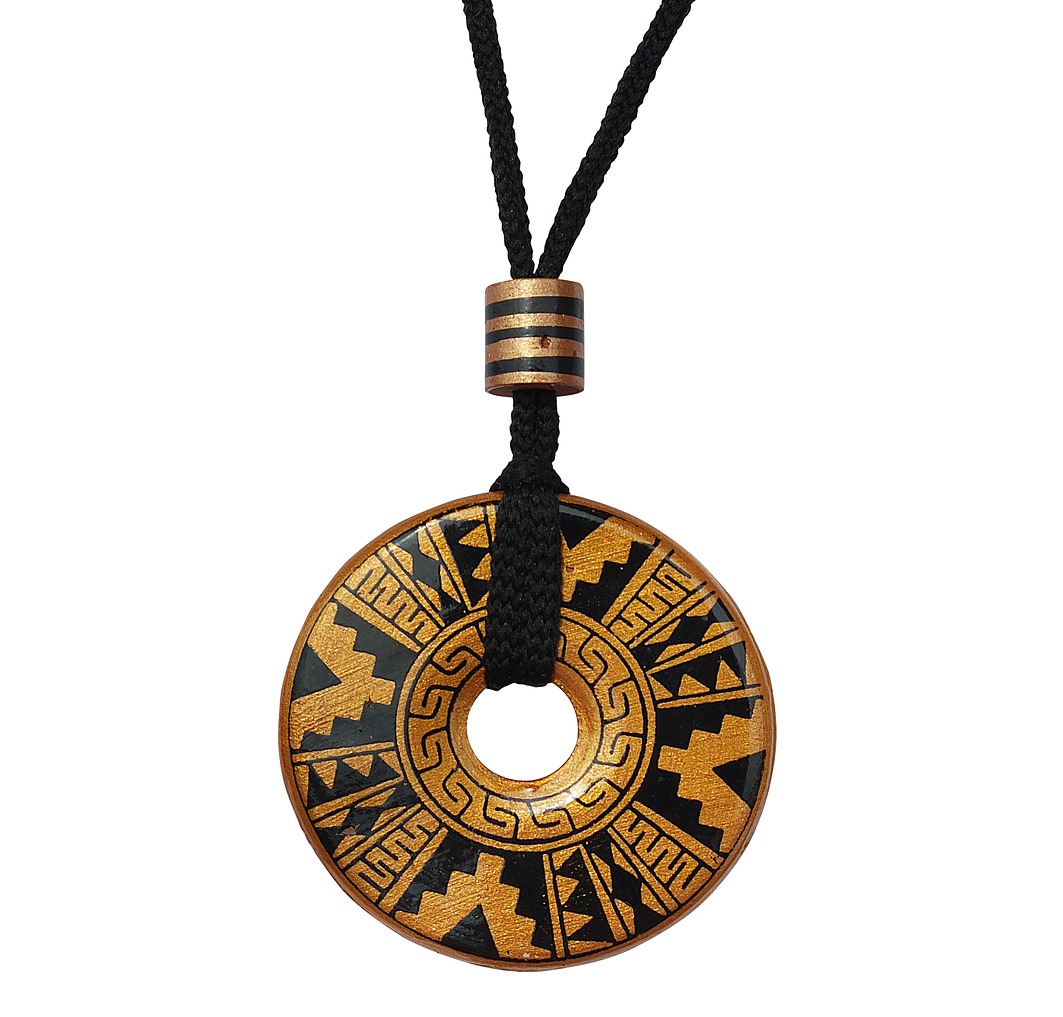 Амулет на удачу, который носят на шее