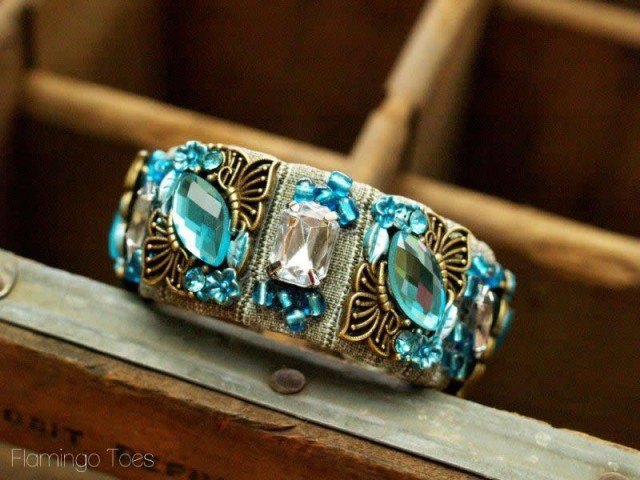 Украшение со стразами