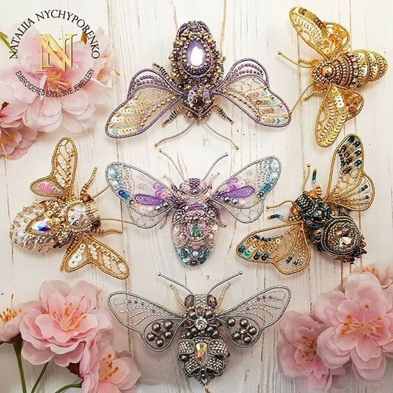 Насекомые из пайеток и бусин с крупными стразами