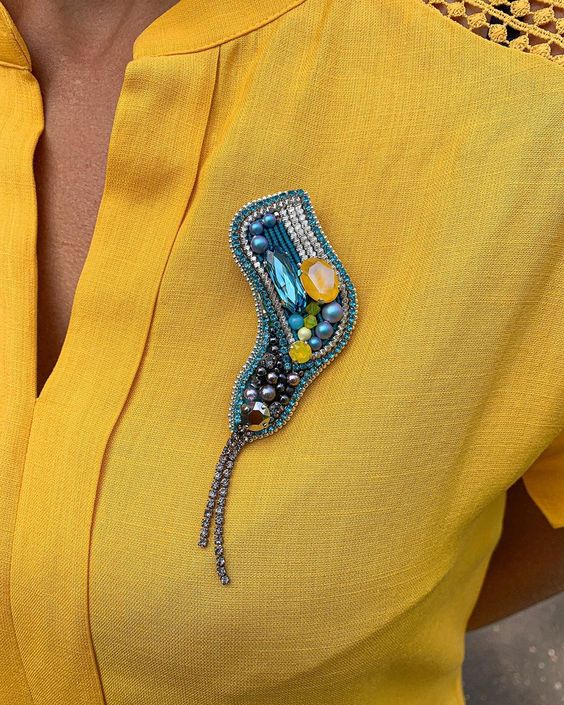 Brosh cvetok iz bisera