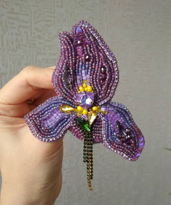 Brosh cvetok iz bisera