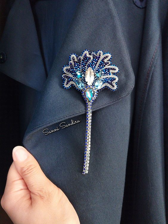 Brosh cvetok iz bisera