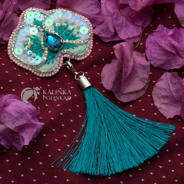 Brosh cvetok iz bisera