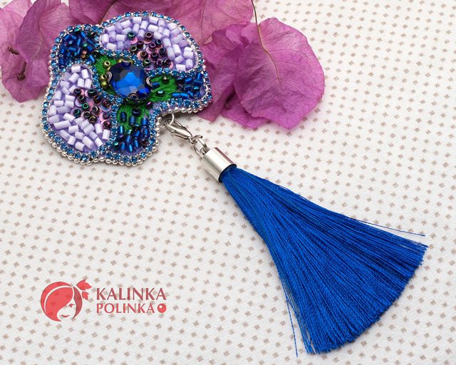 Brosh cvetok iz bisera