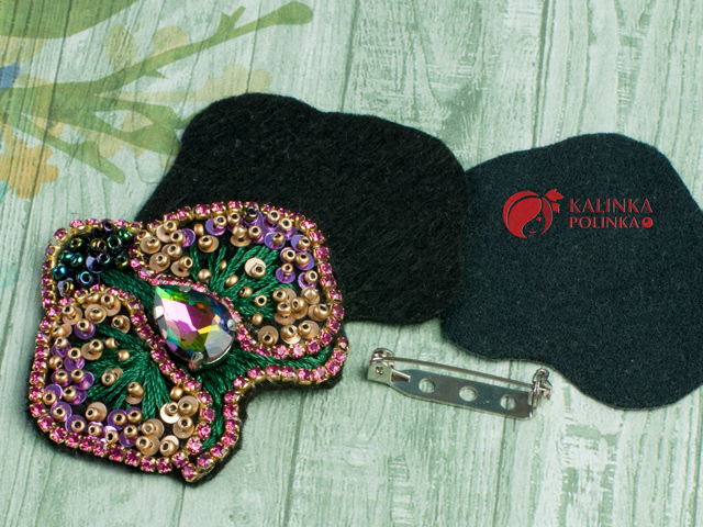 Brosh cvetok iz bisera