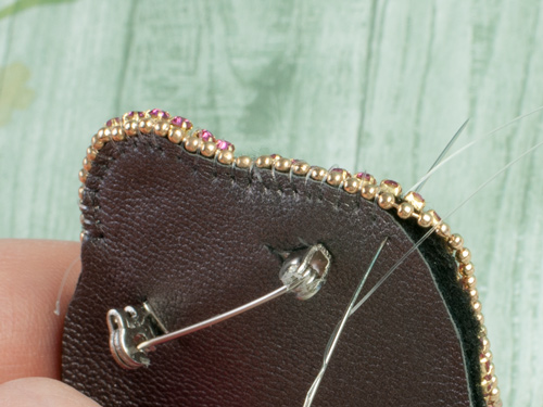 Brosh cvetok iz bisera