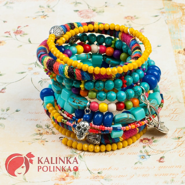 Браслет из тканевого шнура, бусин и мемори проволоки