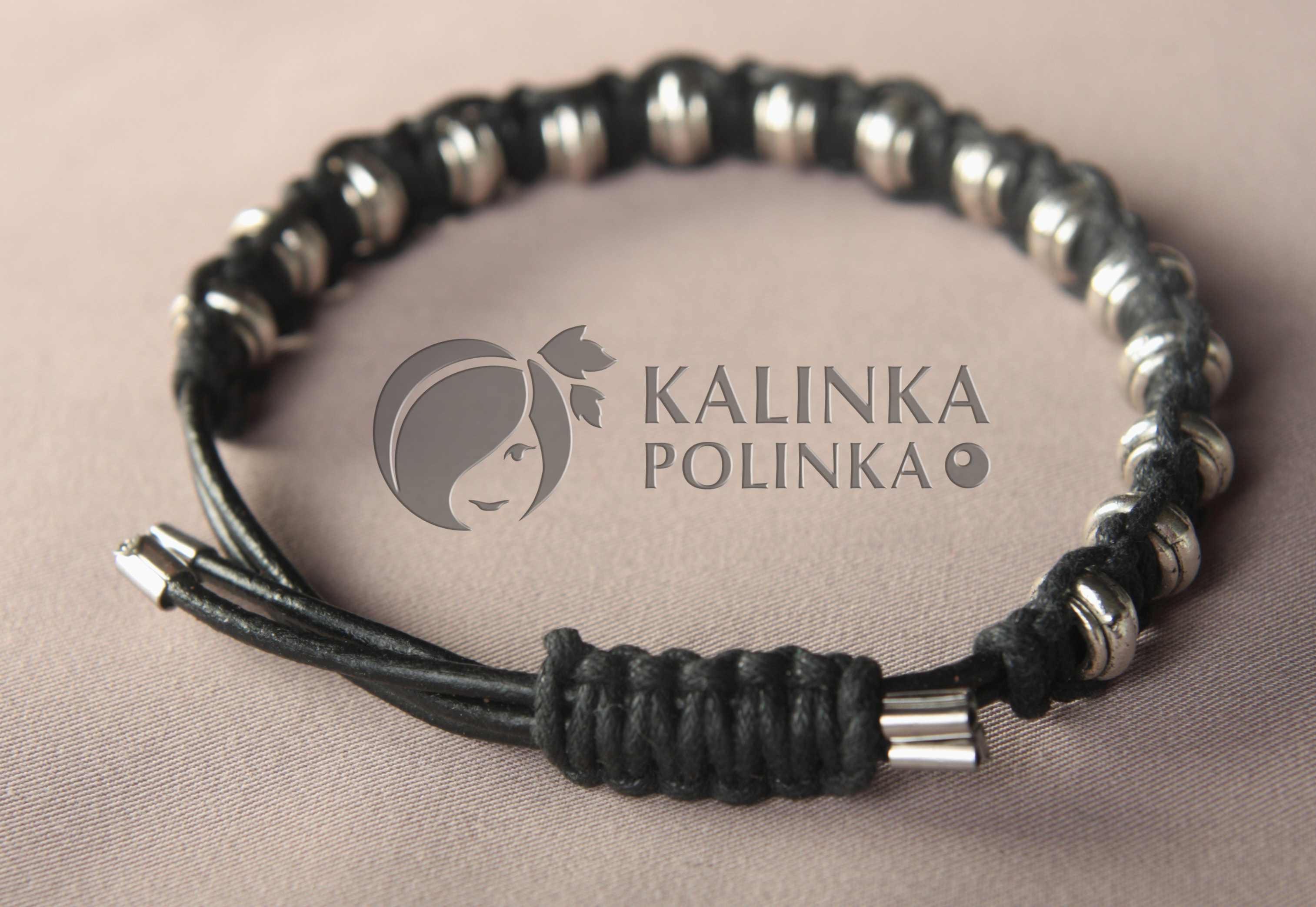 Застежка на браслете из вощеного шнура