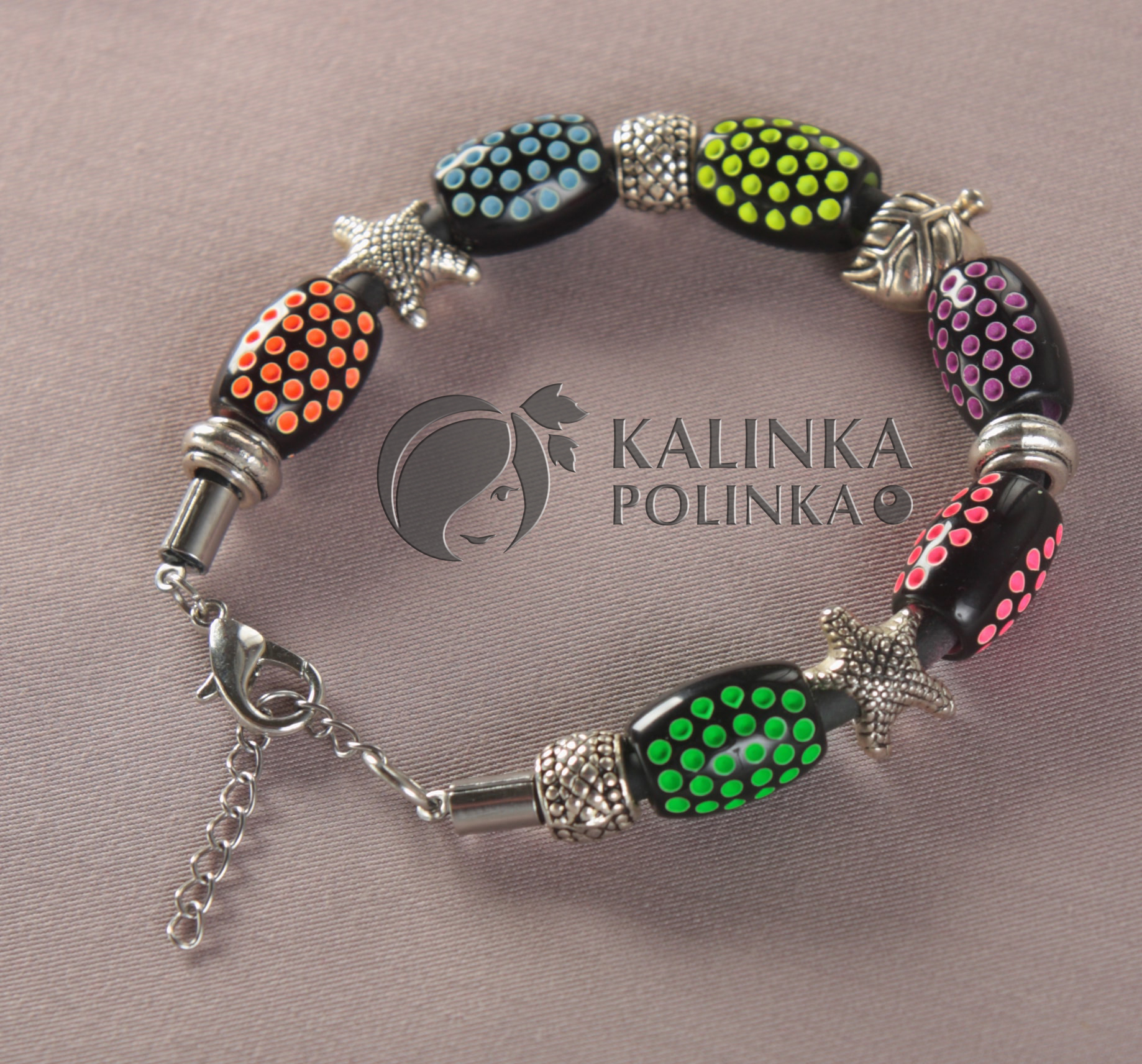 Застежка карабин на браслете из каучукового шнура