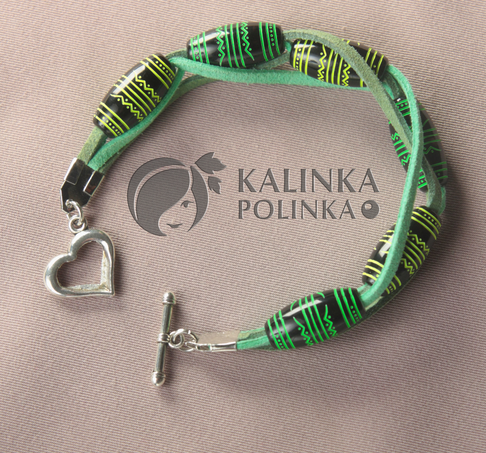 Застежка тоггл на браслете из шнура под замшу