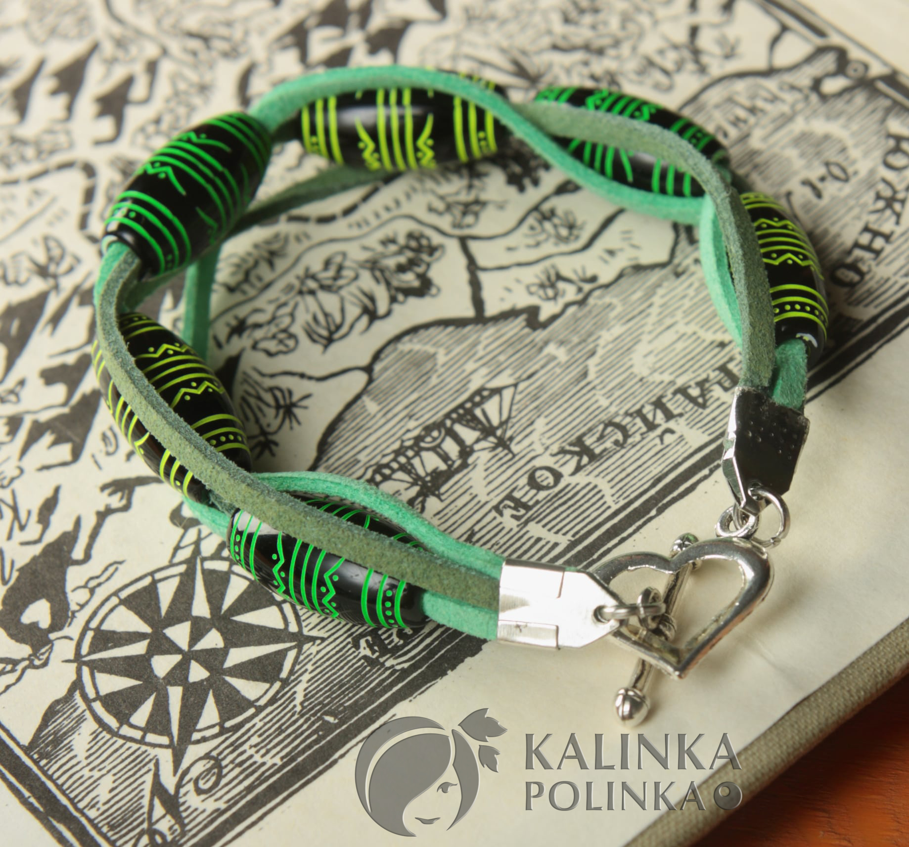 Тоггл на браслете из шнура под замшу