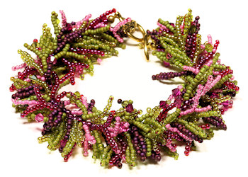 Объемный браслет из бисера с застежкой-тогглом