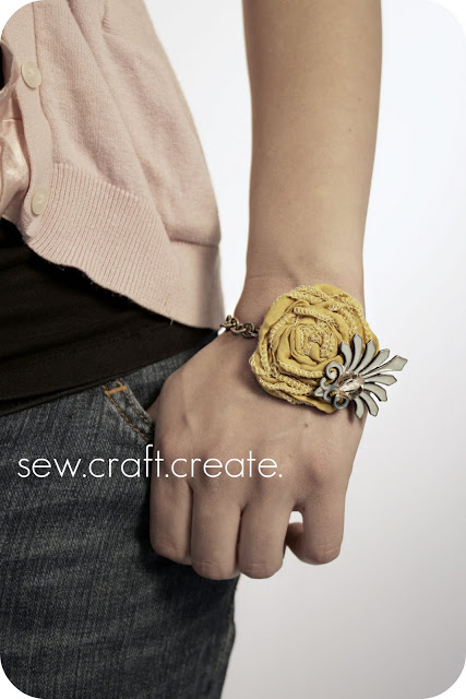 Украшение, декорированное цветами