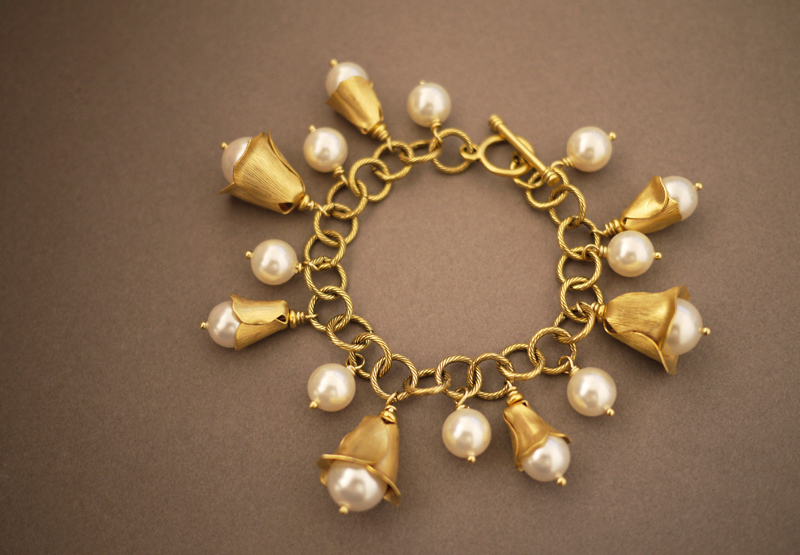 Цепочка с крупными звеньями и жемчужные бусины