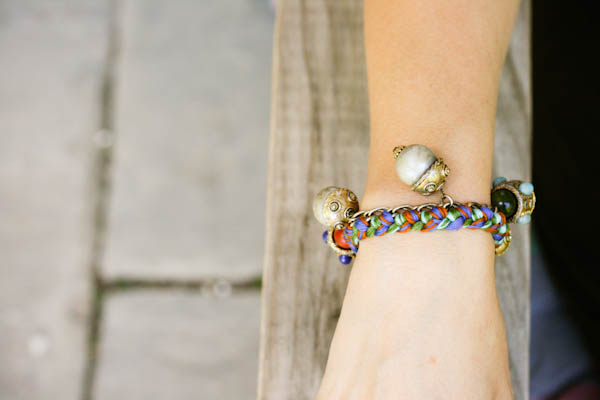 Пример украшения из цепочек и лент