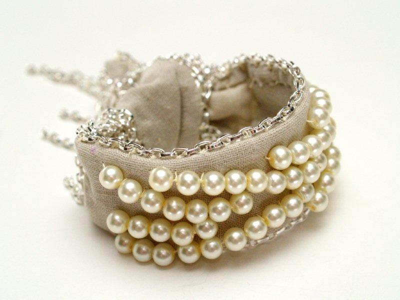 Украшение из мешковины, цепочки и жемчужных бусин