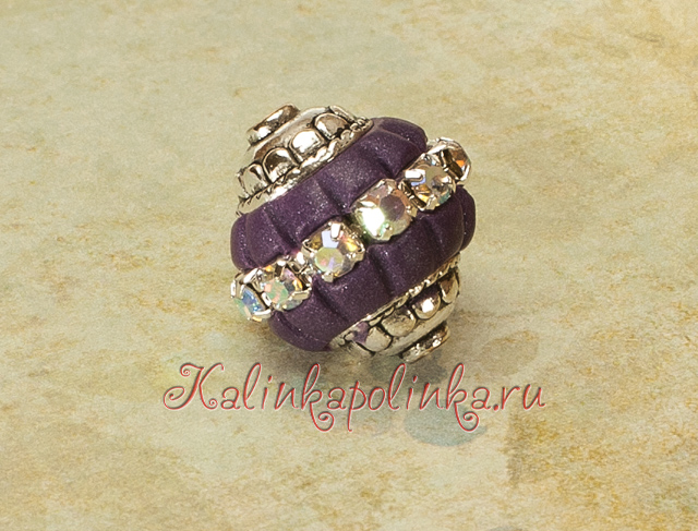 бусина из полимерной глины со стразами