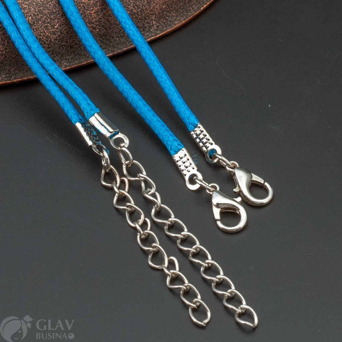 Шнур на шею из синего полиэстрового вощеного шнура 2мм х 43см, замочек 12мм из сплава, удлинн. цепочка 50мм, фурнитура железная, цвет покрытия платина.