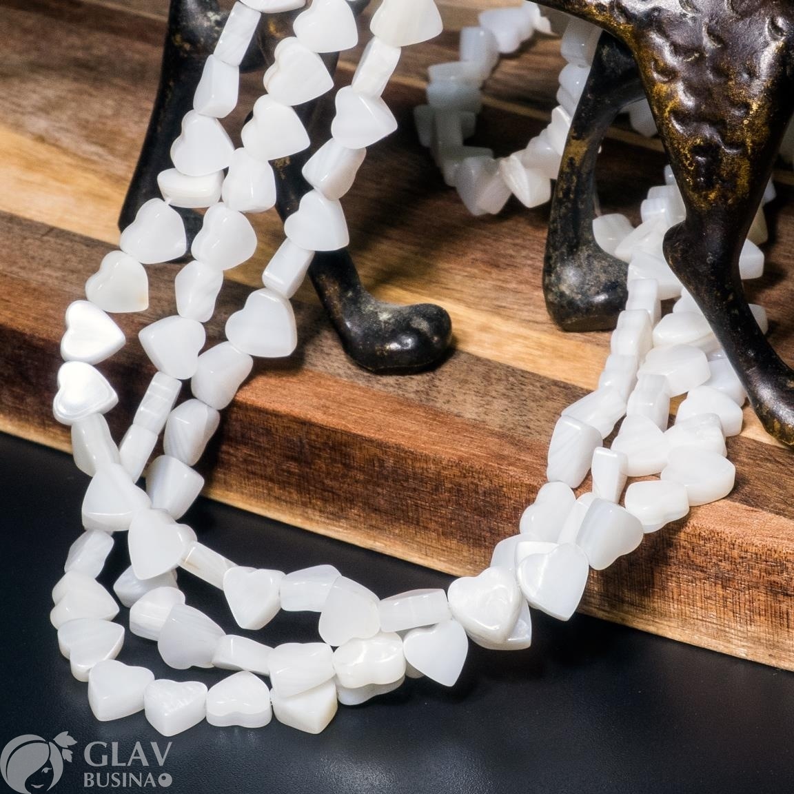 ОПТ (40 бусин) Бусины-сердечки из белого перламутра, р-р 7х6х3мм, отв. 0,8мм, поперечное отверстие.