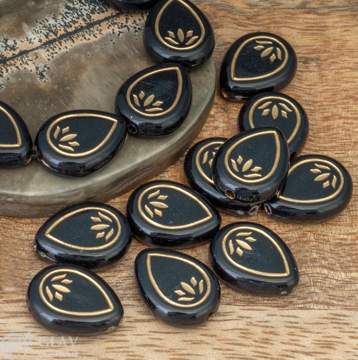 ОПТ (40 бусин) Бусины акриловые не прозрачные плоские капли с рисунком лотоса, цвет черный глянцевый с золотом, 13х14х5мм, сверху отв. 1.5мм.