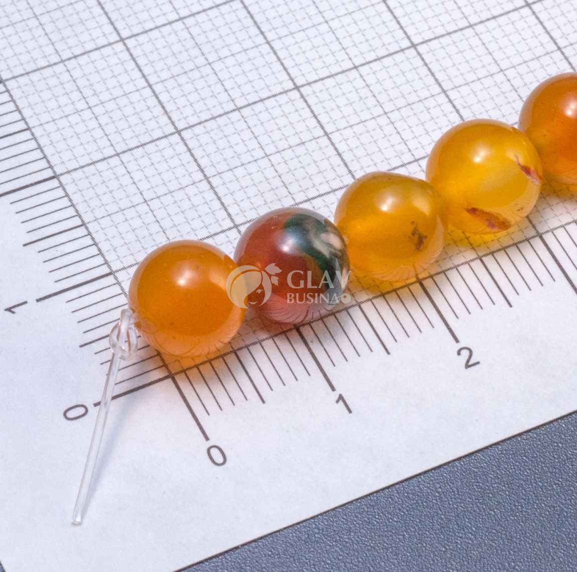 Нитка гладких прозрачных бусин агата, шар, 8мм, отв 1,6м, цвет тонирования тыквенный латте (янтарный с лимонным и зеленым), в нитке 23 бусины / 18см.