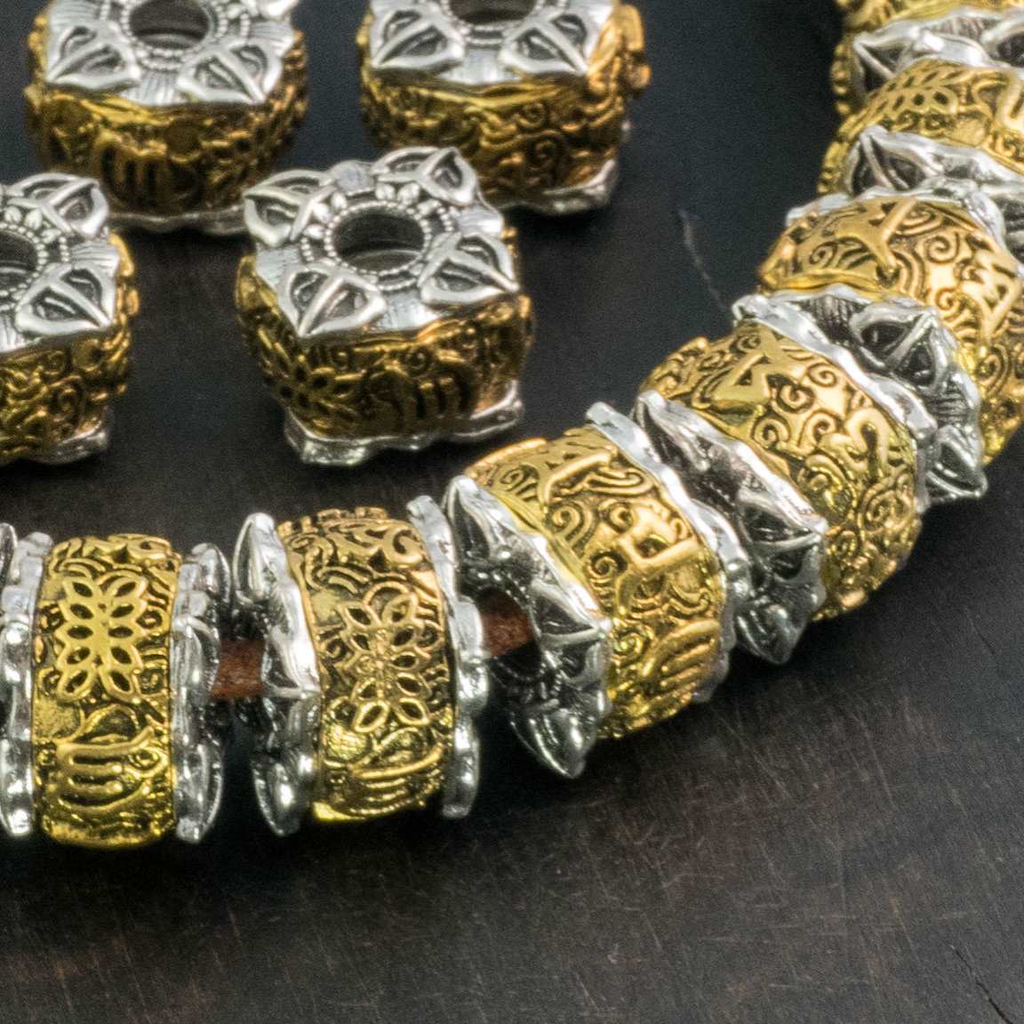 Латунная двуцветная бусина-ваджра с орнаментом в стиле Chrome Hearts, р-р 10х8мм, отв-е 3.5мм.