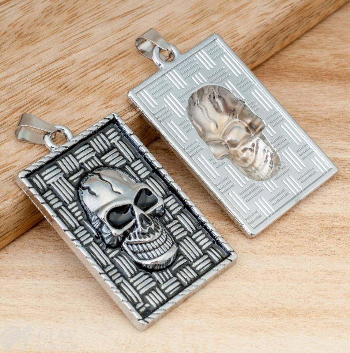 ОПТ (10 шт) Подвеска-картина с черной эмалью череп на плетеном фоне, бижутерный сплав, прочное гальваническое покрытие, цвет платина, р-р 50х30х7мм и бейл из нерж. стали 9х4,5мм, отв. 3мм.