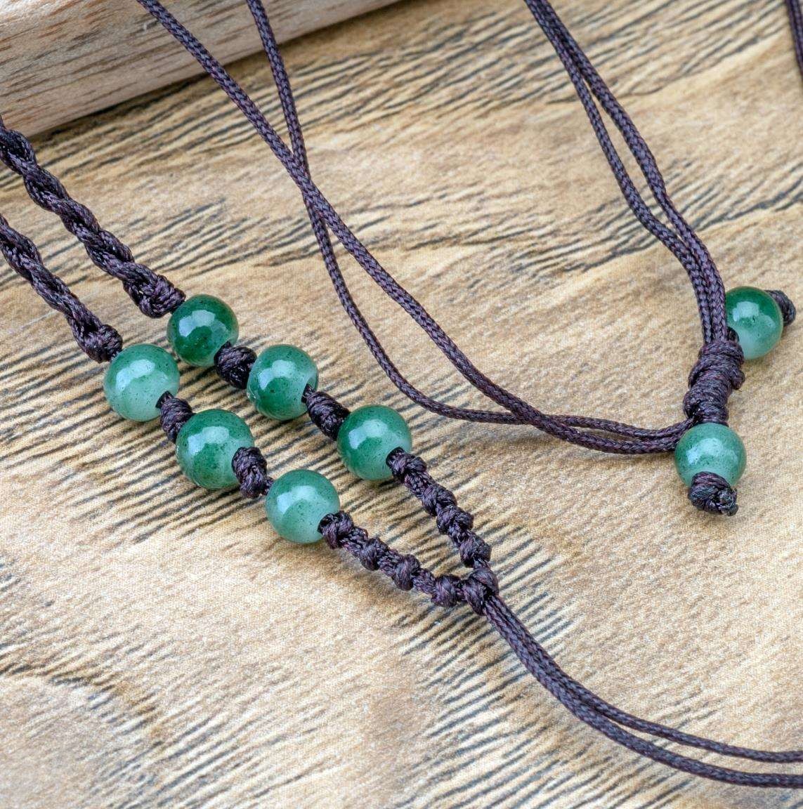 Основа для колье из коричневого полиэстрового шнура с бусинами тонированного кварца, шнур 2мм х 60см, регулируется до 43см, на скользящем узле с бейлом-ниточкой, цвет бусин зеленый.