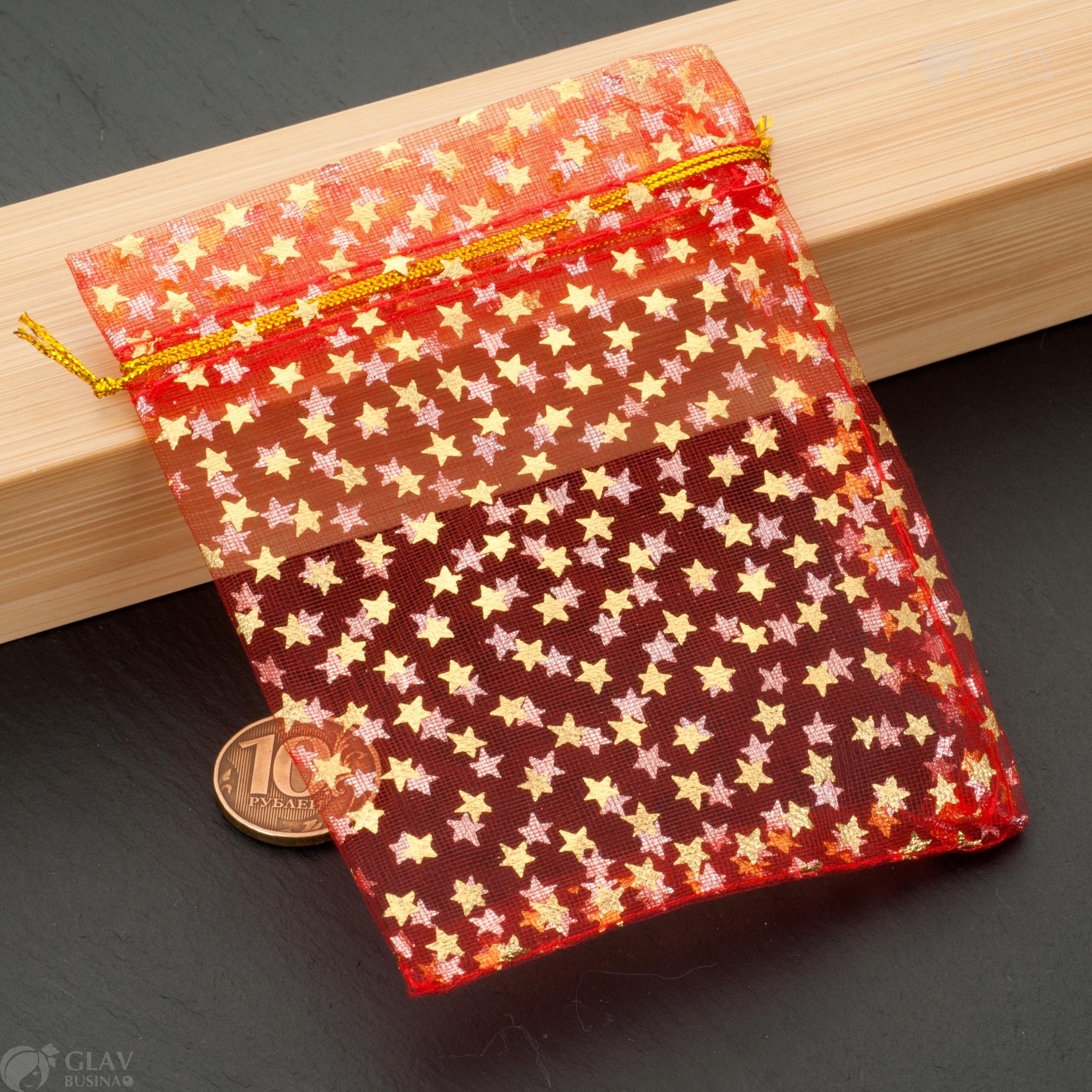 Красные мешочки из органзы с золотистыми звездами, размер 10x12 см, идеальны для подарков и упаковки.