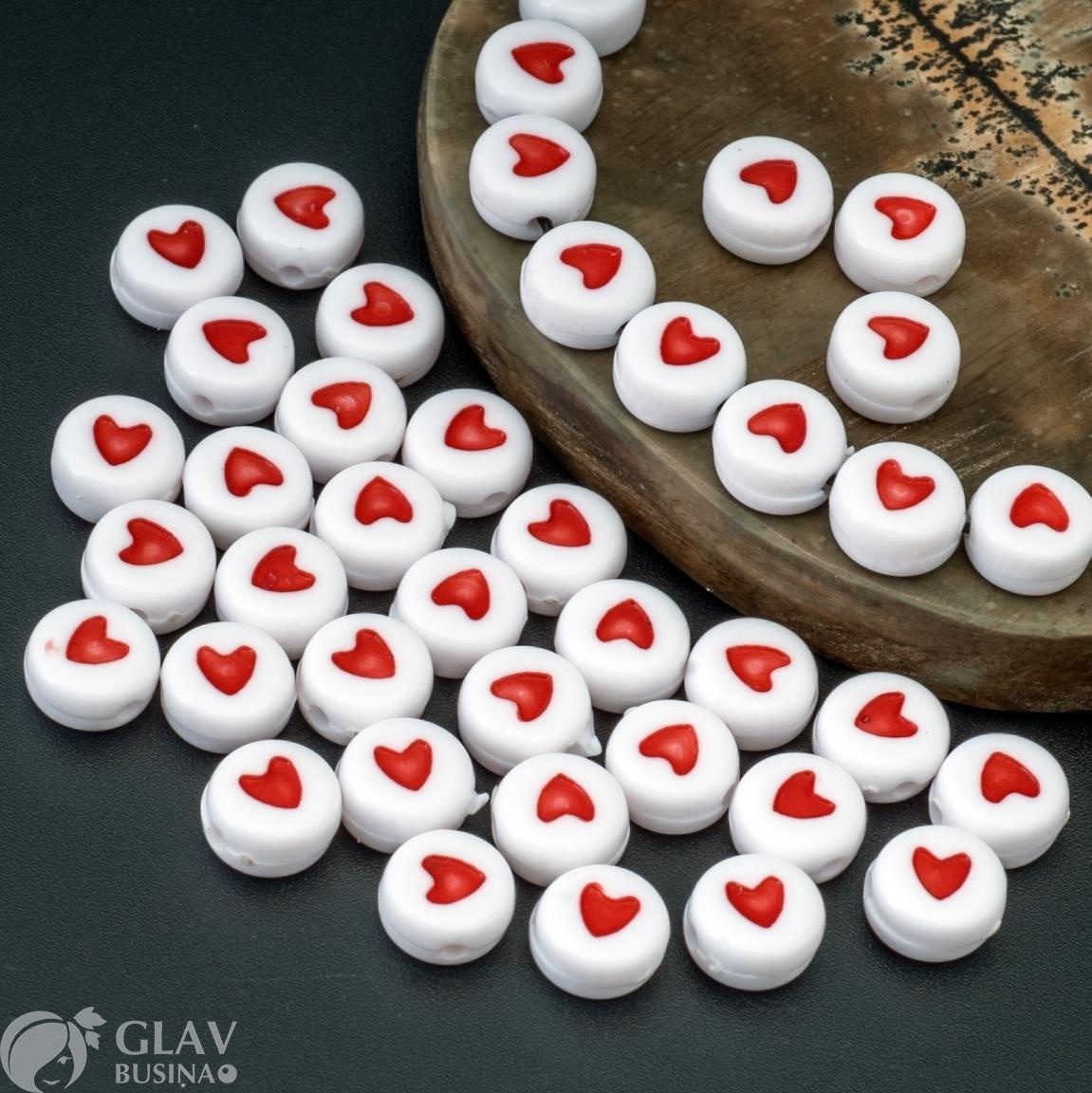 ОПТ (500 бусин) Бусины-витаминки акриловые не прозрачные белые с красным сердечком, 7х4мм, отв. 1мм.