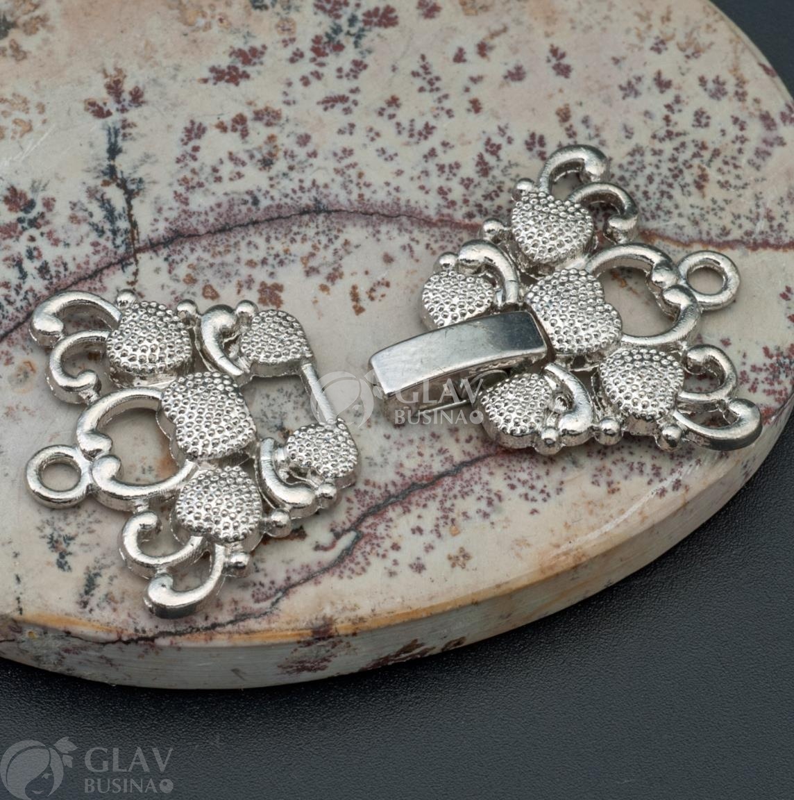 ОПТ (50 шт) Застёжка с замком-защелкой однорядная из бижутерного сплава Сердечки, цвет покрытия платина, вся застежка 39х23х2мм, замок 10х3х4мм, отв-я 2мм.