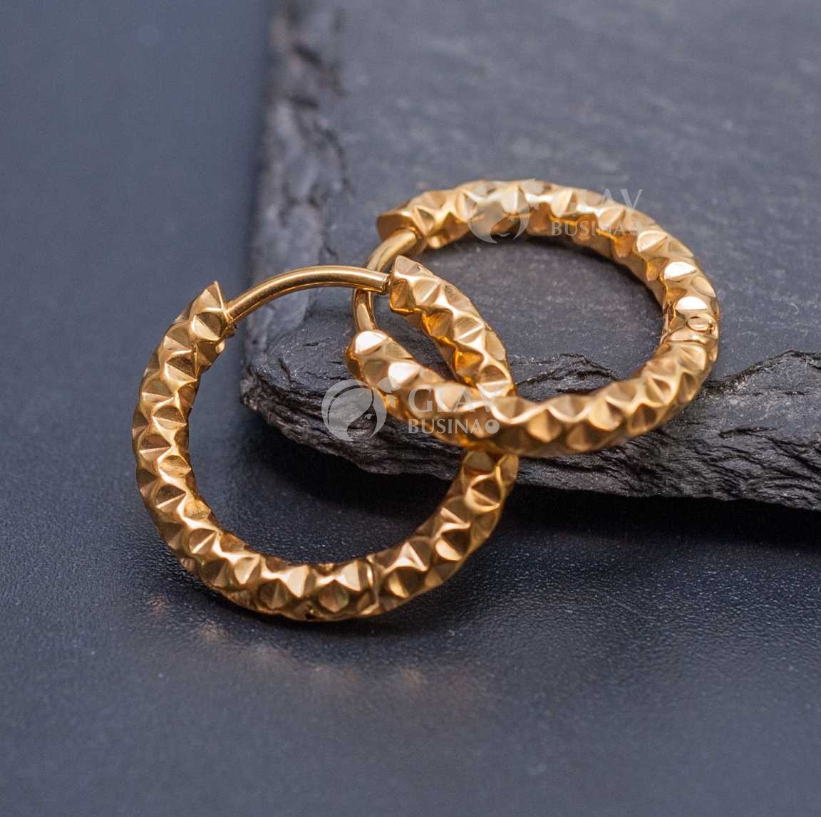 Швензы-бублики, узор-многогранники, хирургическая сталь, долговечное золотое покрытие, внутр. диам. 12мм, толщина 2.5мм.