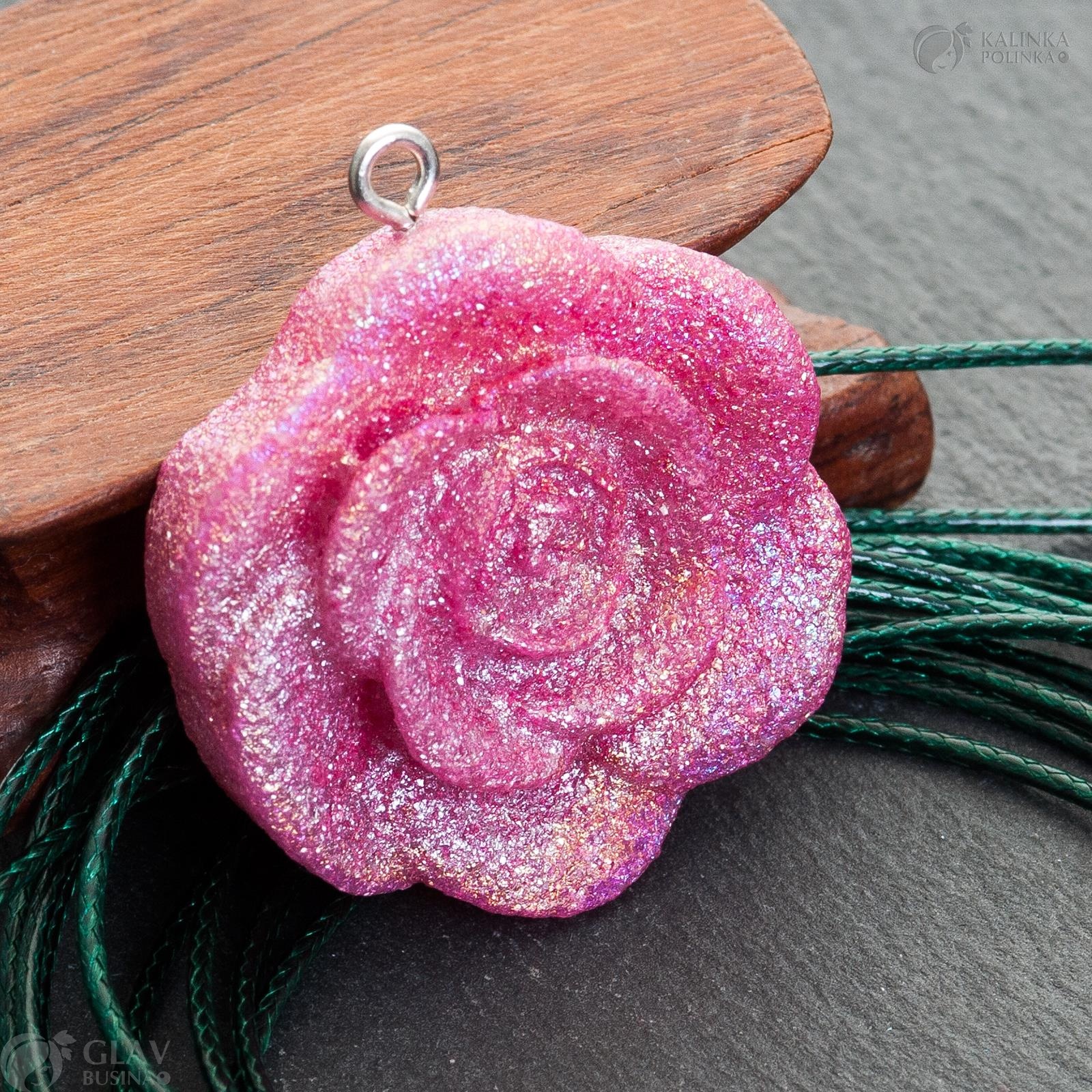 Кулон в виде цветка розы из эпоксидной смолы, р-р 32х7мм, цвет розовый, разноцветные блёстки.