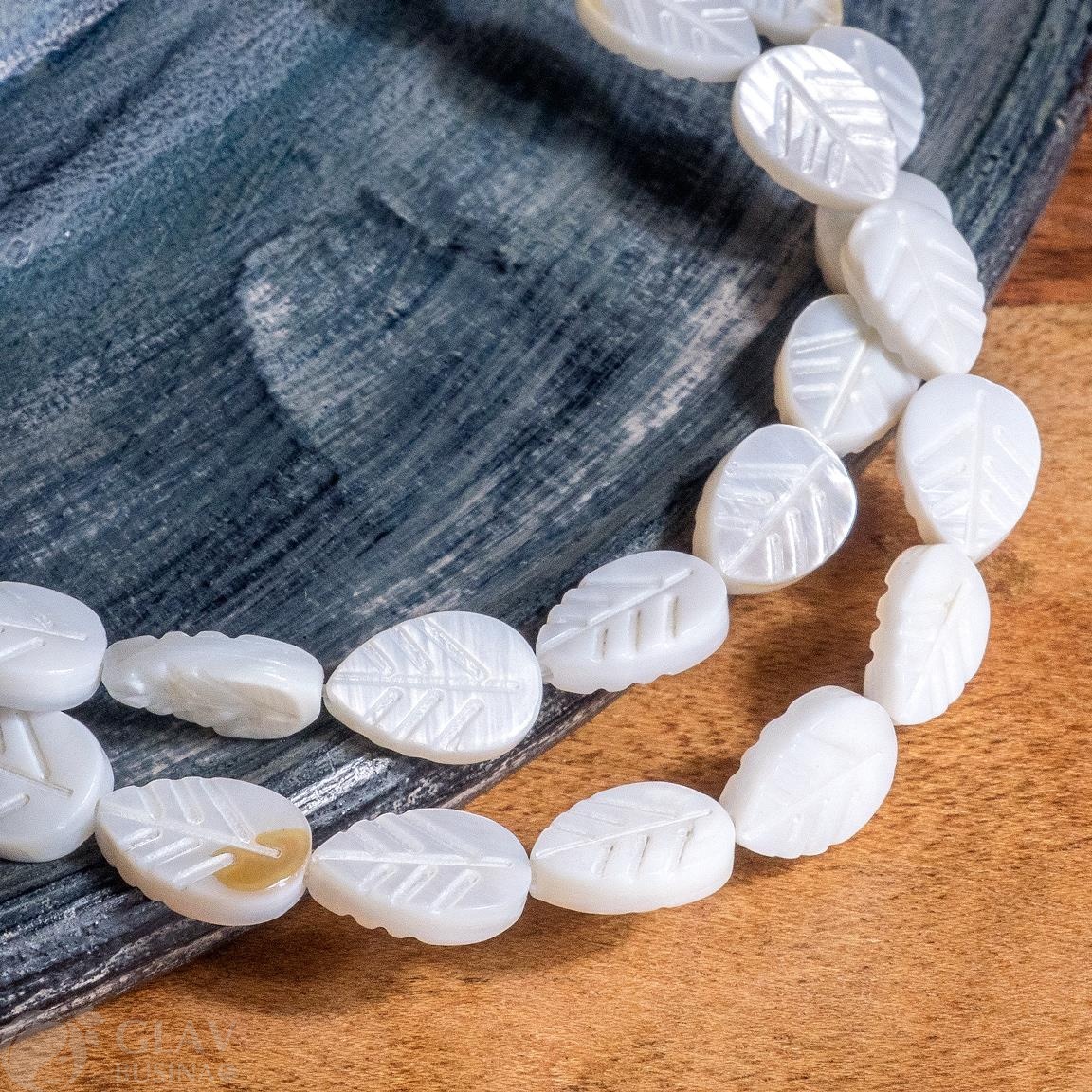 ОПТ (10 бусин) Резная бусина листик из белого перламутра , р-р 12х8х3мм, отв. 0,8мм.