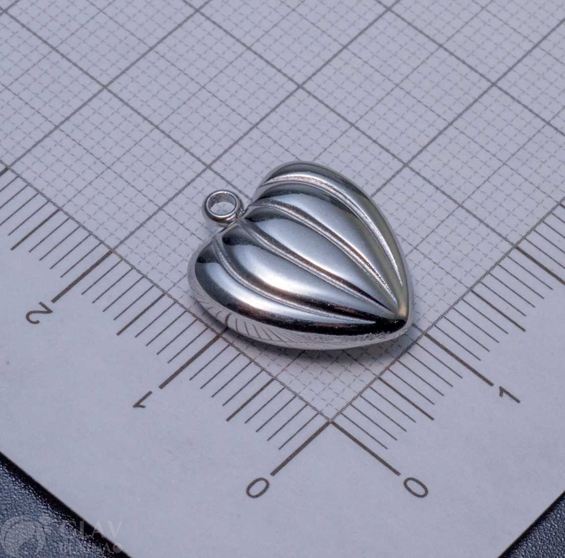 Сердце-тыква, фактурная стальная подвеска, полированная, р-р 17х15х5мм, отв.1.5мм.