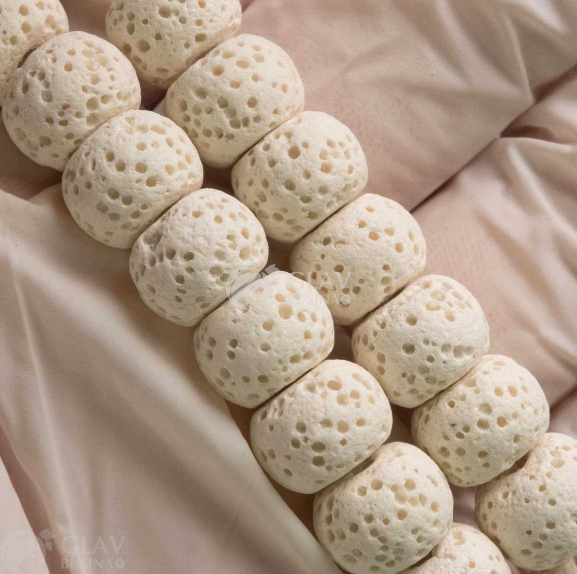 ОПТ (20 бусин) Бусины-рондели из натуральной лавы белые, тонированные, р-р 10х7мм, отв-е 1мм.