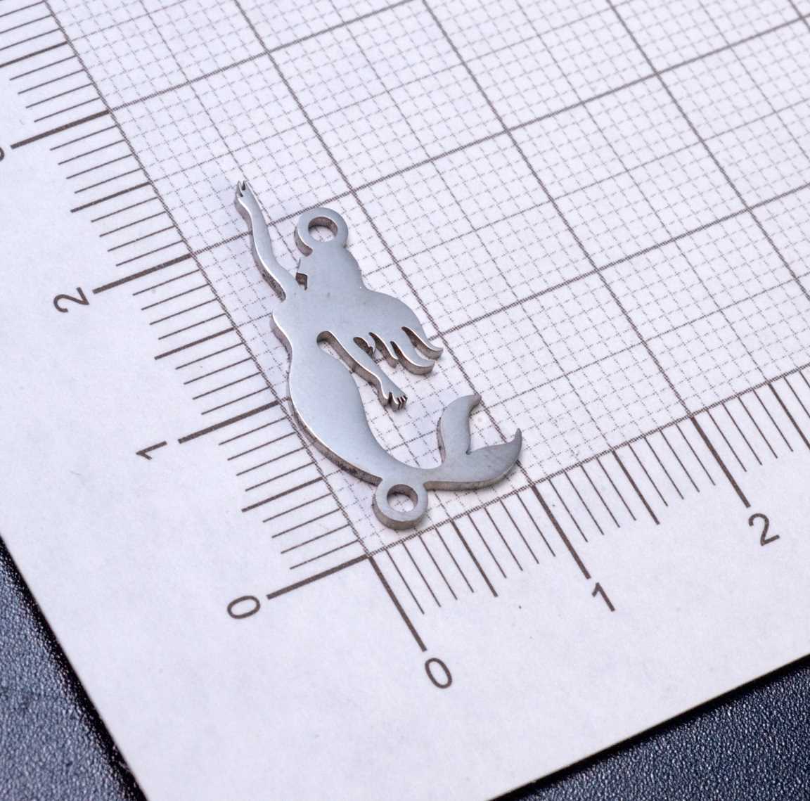 Коннектор "Русалка" из хирургической стали, размеры 22х9.5х1мм, отверстие 1мм, натуральный цвет, символ связи миров и женской силы, талисман для привлечения любви и красоты.