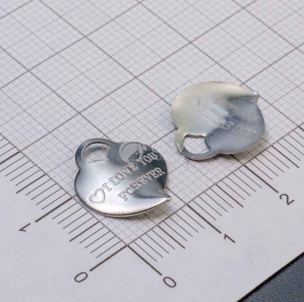 Сердечко как замочек, с надписью, стальная подвеска, р-р 15х13х0.5 мм, отв-е 2х3 мм.