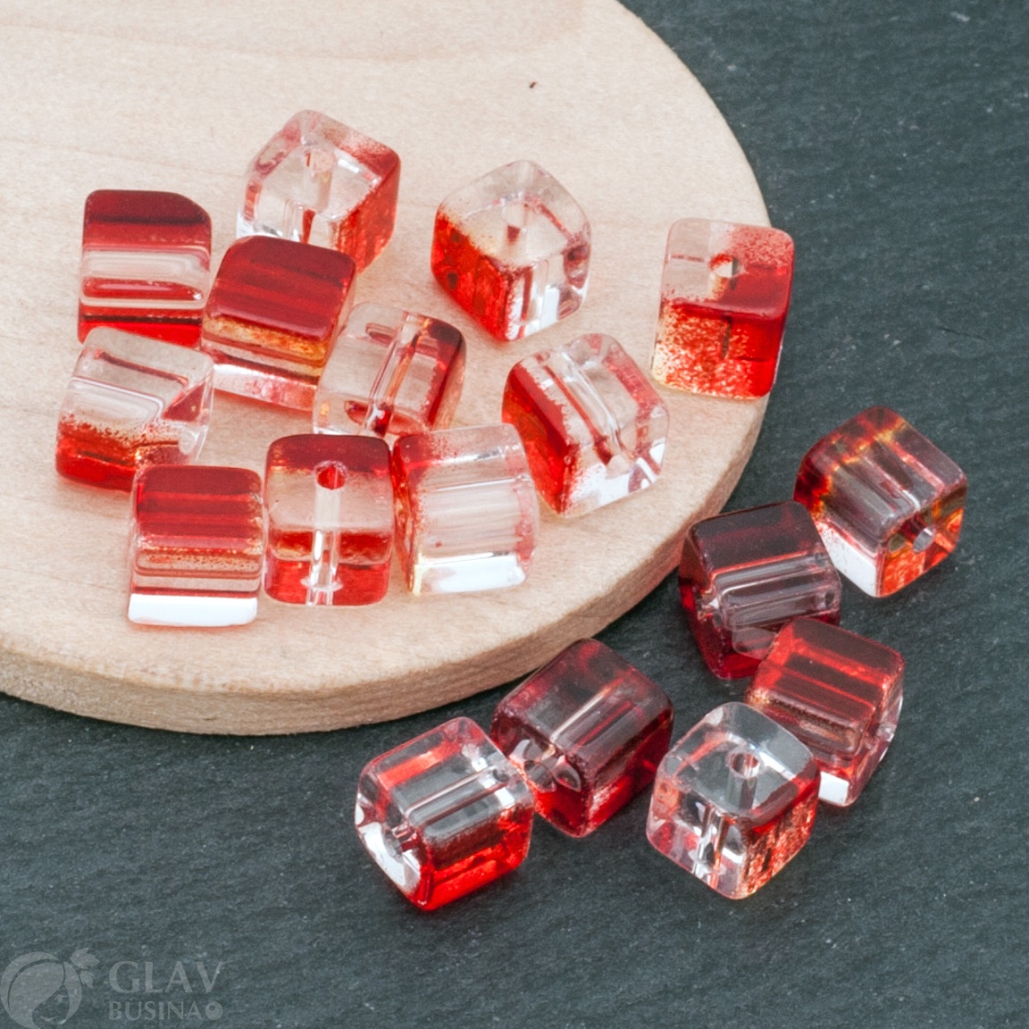 Прозрачные стеклянные окрашенные бусины-кубики, р-р 6х6х7мм, отв.1,4мм, цвет красный.