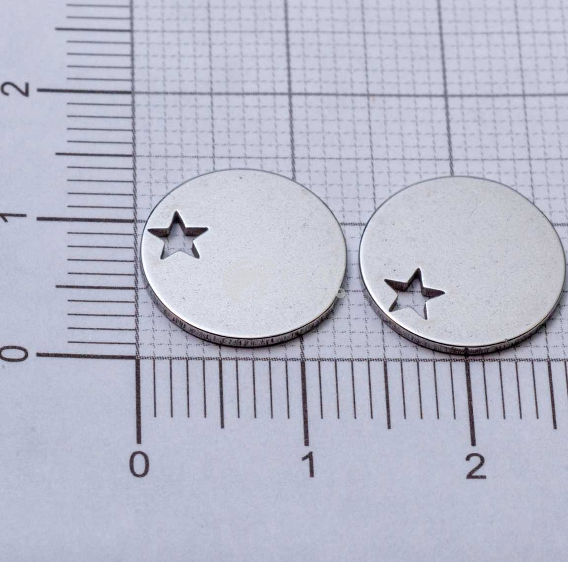 Круг со звездой, стальная подвеска, р-р 13х1 мм, отв-е 1,5 мм.