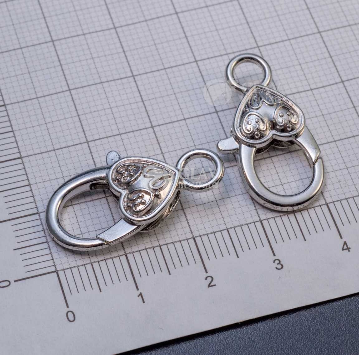 Замок-карабин из бижутерного сплава и виде сердечка, цвет платина, р-р 27х14х6мм, отв-е 4 мм.