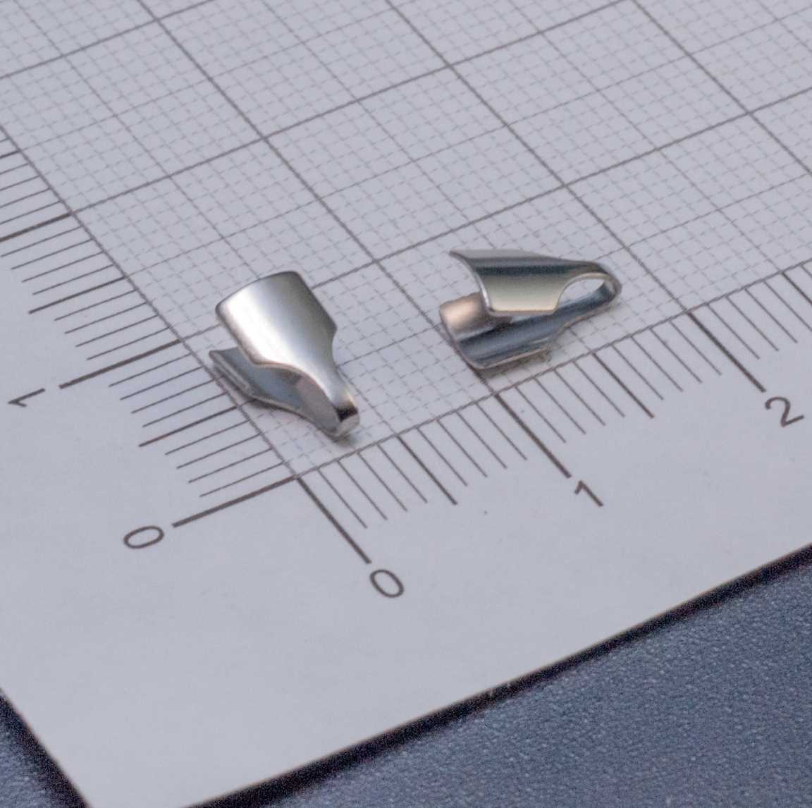 Концевики из нержавеющей стали для вклеивания в плоские шнуры и цепочки шириной 4мм. Общие размеры 8х4.5х2мм. Упаковка содержит 4 штуки. Надежная и долговечная фурнитура без ограничения срока службы. Идеально подходит для защиты от царапин. Придайте своим украшениям профессиональный вид с нашими высококачественными концевиками.