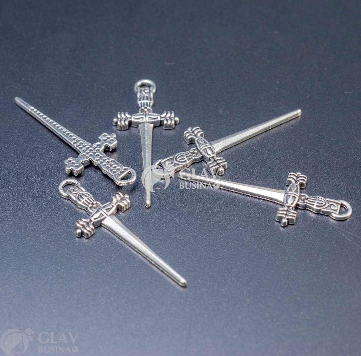 ОПТ (20 шт) Острый кинжал, цвет античное серебро, подвеска односторонняя из бижутерного сплава, 35х14х3мм, отв.1.5мм.