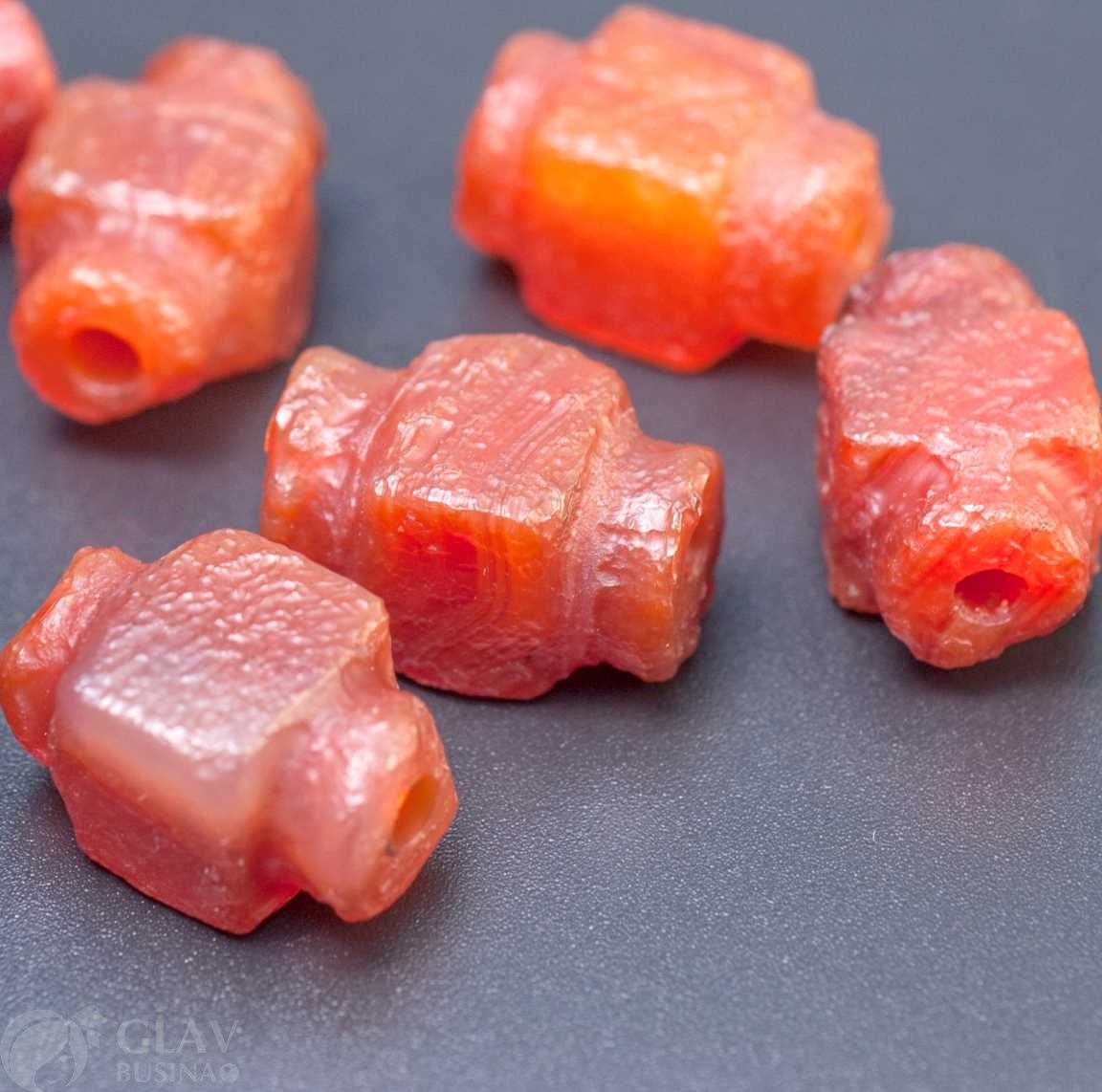 Бусина из красного агата состаренная, р-р 20х13мм, отв.2.8мм.