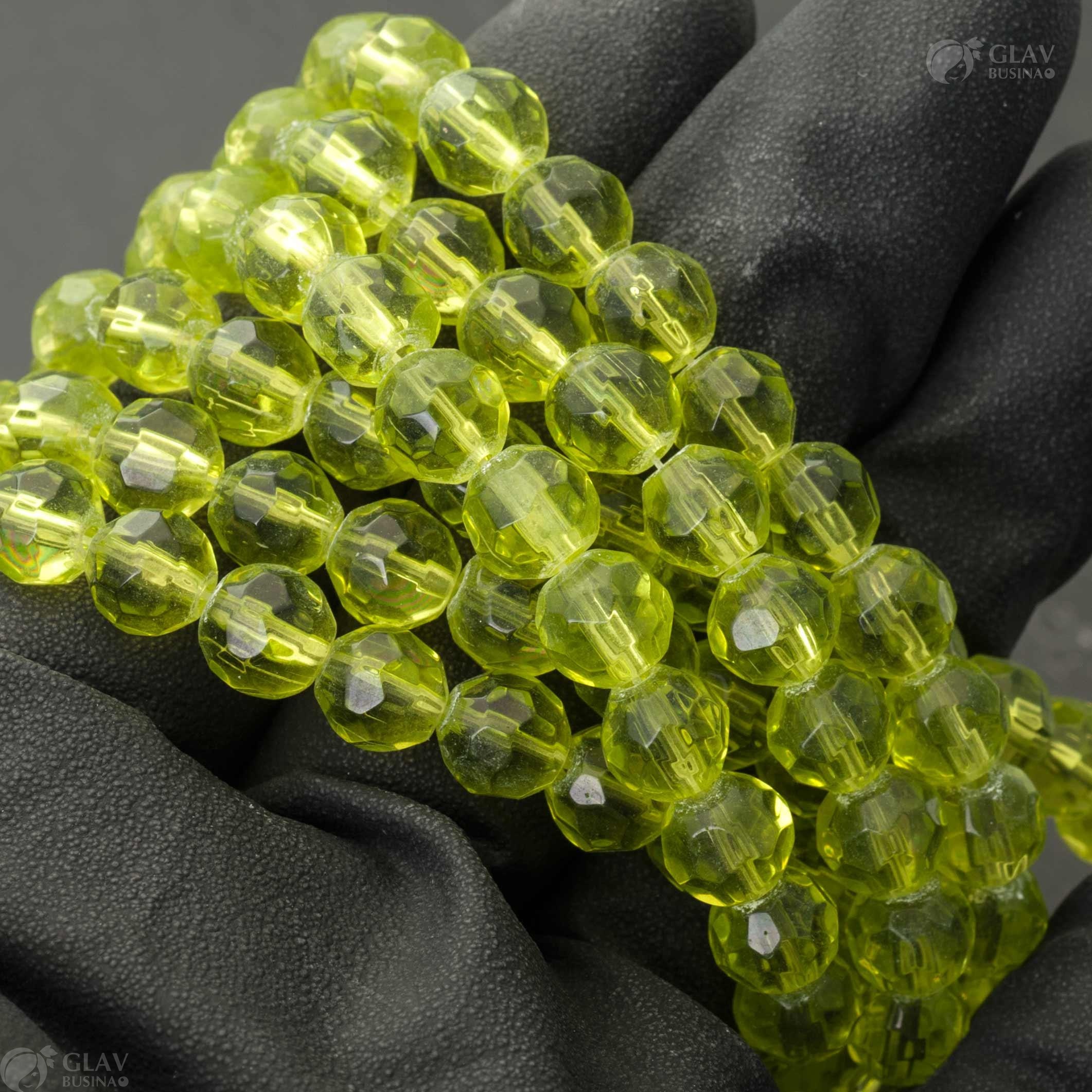 Бусины-шарики из зеленого стекла гранёные, диам. 8мм, отв-е 1мм: качественные зеленые стеклянные бусины-шарики с гранеными поверхностями и диаметром 8мм, отверстие 1мм.