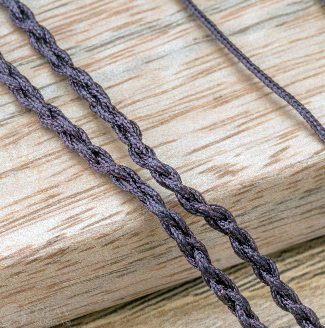 Основа для колье из коричневого полиэстрового шнура с бусинами тонированного кварца, шнур 2мм х 60см, регулируется до 43см, на скользящем узле с бейлом-ниточкой, цвет бусин зеленый.