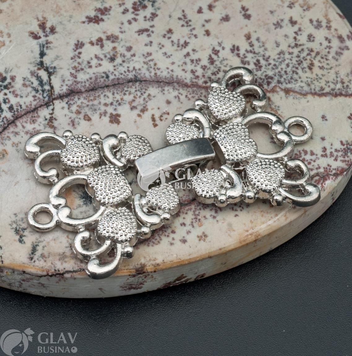 ОПТ (50 шт) Застёжка с замком-защелкой однорядная из бижутерного сплава Сердечки, цвет покрытия платина, вся застежка 39х23х2мм, замок 10х3х4мм, отв-я 2мм.